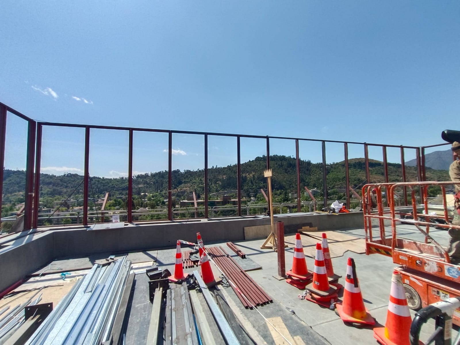 CIERRE PERIMETRAL EN ALTURA · ESTRUCTURA EN EJECUCIÓN