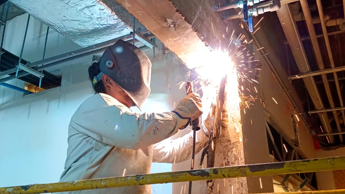 SOLDADOR EJECUTANDO UN REFUERZO ESTRUCTURAL