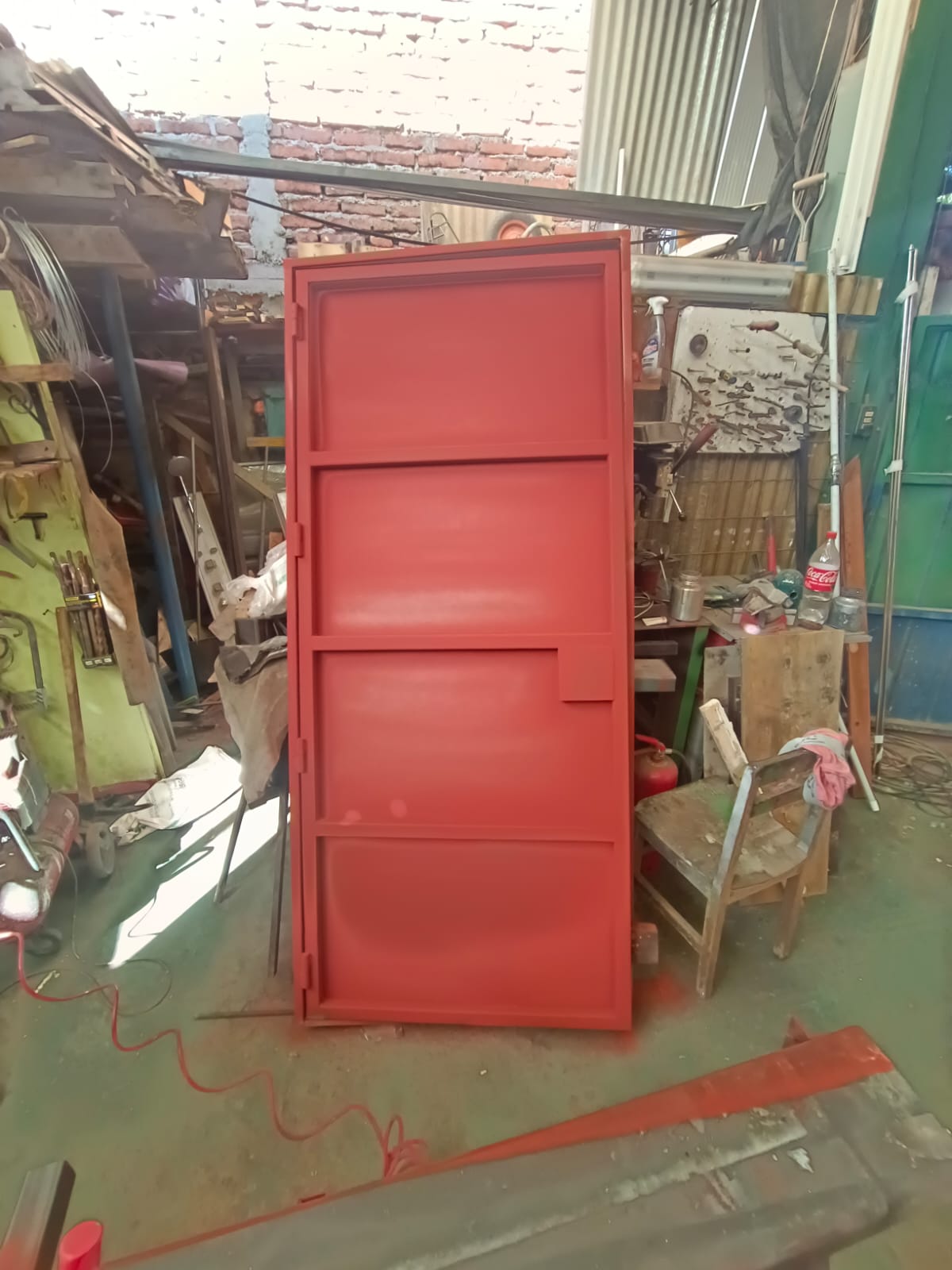 PUERTAS METÁLICAS · TERMINACIÓN Y PINTURA