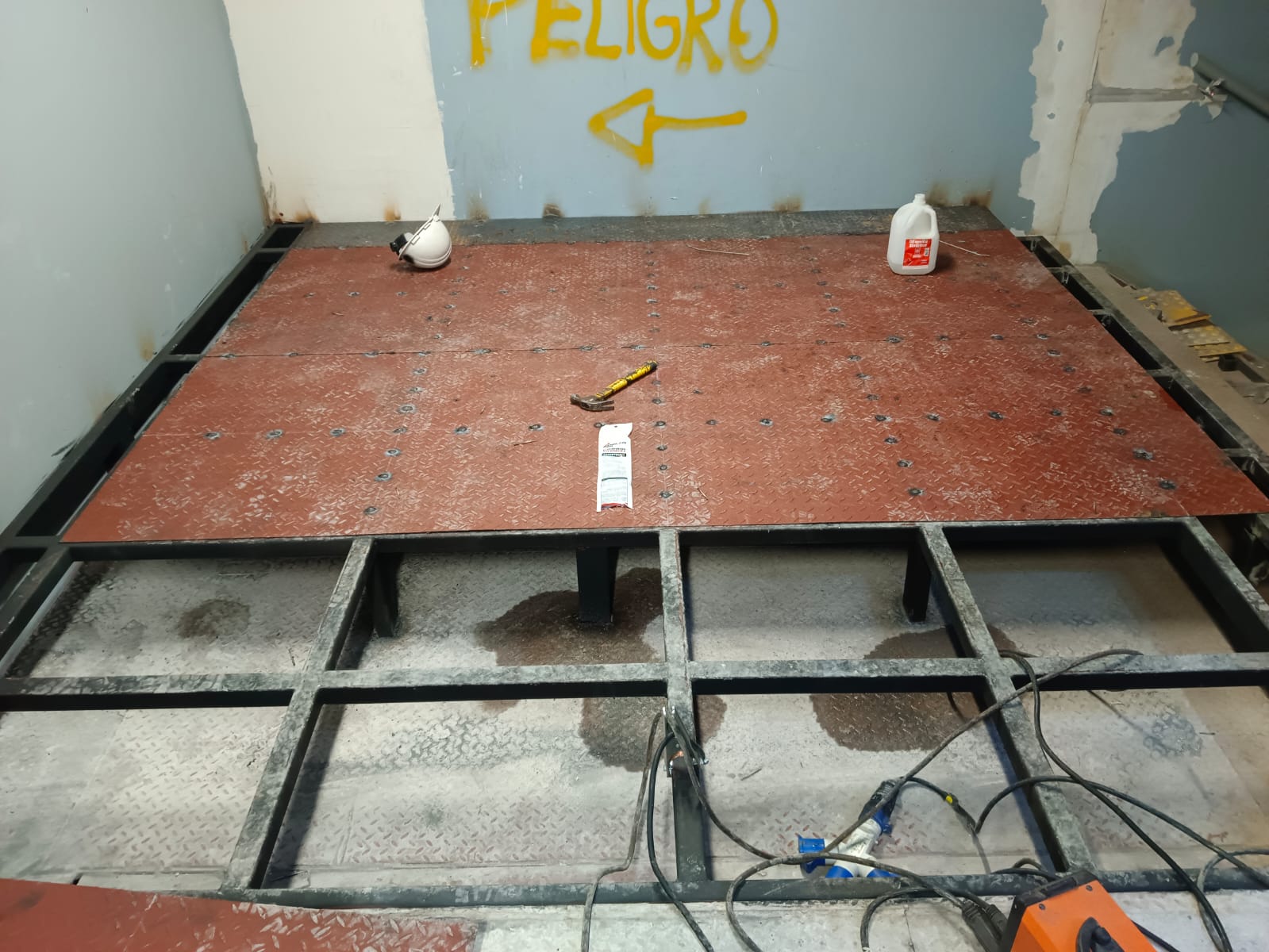 PLATAFORMA METÁLICA · INSTALACIÓN DE PLANCHAS