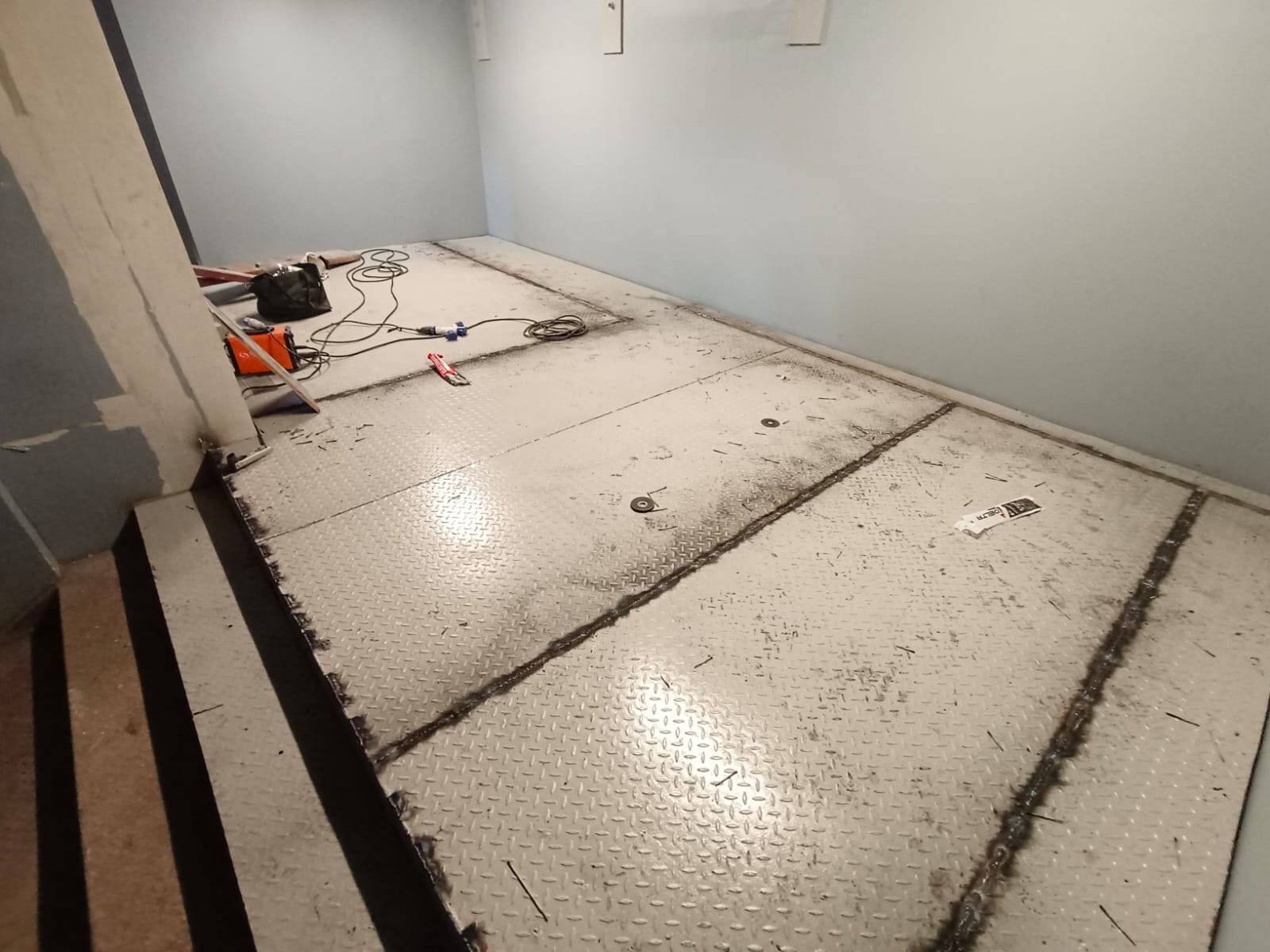 PLATAFORMA METÁLICA · SUPERFICIE TERMINADA